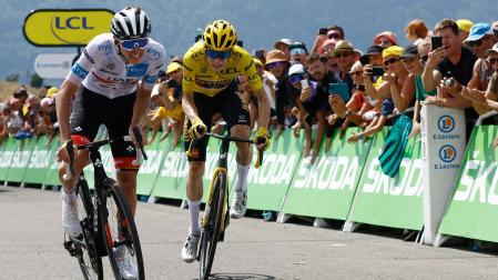 Tadej Pogacar se impone a Jonas Vingegaard en la cima del Peyragudes