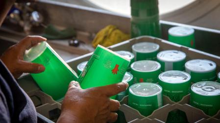 El vaso, con el logo de la campaña contra las agresiones sexistsa.