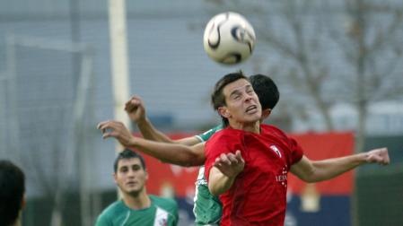 Azpilicueta en un partido amistoso entre Osasuna y el Huesca, en 2006