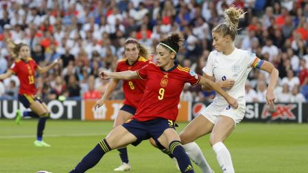Esther González, autora del gol de España, pugna un balón durante el encuentro