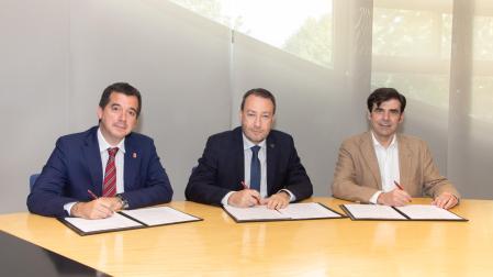 Mikel Irujo, consejero de Desarrollo Económico y Empresarial; Ramón Gonzalo, rector de la Universidad Pública de Navarra; e Ignacio Ugalde, presidente ANEL.