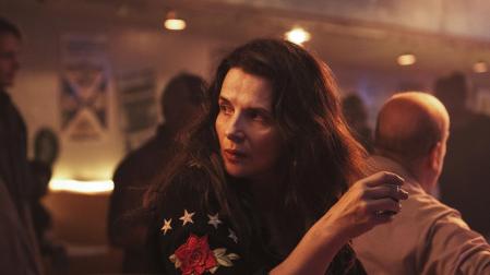 Fotograma cedido por Lionsgate donde aparece Juliette Binoche como Sally durante una escena de la película 'Paradise Highway'