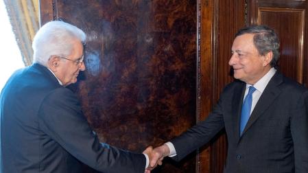 Sergio Mattarella y Mario Draghi se saludan este jueves, en Roma