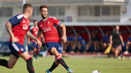 Roberto Torres realiza un pase en el último amistoso ante el Toulouse