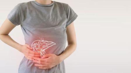 Una mujer se queja de dolor en el hígado