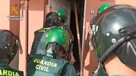 Agentes de la Guardia Civil, en la operación contra la banda juvenil Dominican Don´t Play en Fuerteventura