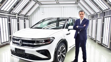 Michael Hobusch posa junto a uno de los vehículo de Volkswagen