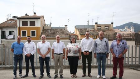 El consejero Bernardo Ciriza, junto con representantes municipales. De izquierda a derecha: el alcalde de Oteiza, Rubén Martínez; el director general de Administración Local y Despoblación, Jesús Mª Rodríguez; el alcalde de San Adrián, Emilio Cigudosa; el consejero Ciriza; la alcaldesa de Barbarin,  Mª Carmen Puerta; el gerente de la Mancomunidad de Montejurra, Nicolás Ulibarri; y los alcaldes de Igúzquiza y Luquin, José Ignacio Urra y Aurelio Pardo