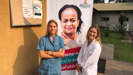 De izquierda a derecha, las estudiantes de la Universidad de Navarra, María Hitos, alumna de Medicina, e Iranzu Etchepare, alumna de Enfermería