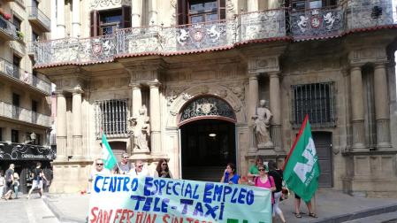 Concentración de trabajadores de Tele Taxi San Fermín
