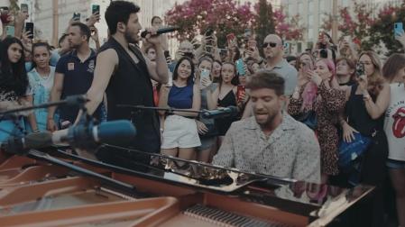 Sebastián Yatra y Pablo Alborán, en una imagen del videoclip de 'Contigo'