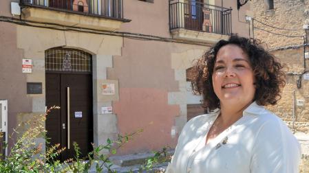 Valle Coca Pueyo, alcaldesa de Mélida, frente al ayuntamiento de la localidad, desde cuyo balcón el personal sanitario abrirá las fiestas