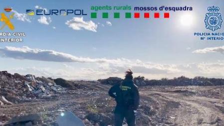 Imagen de un agente con los residuos depositados ilegalmente en España