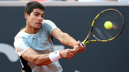 Carlos Alcaraz, durante el partido contra Alex Molcan en Hamburgo