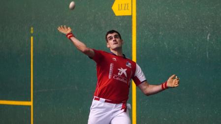 Joseba Ezkurdia golpea de aire en el partido de este sábado
