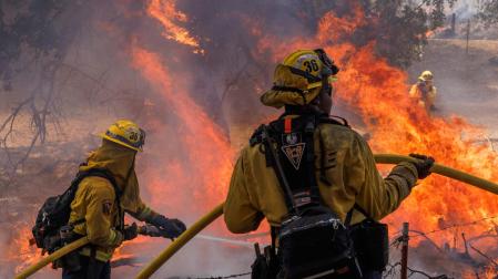 Dos bomberos trabajan en el incendio de Midpines en el condado de Mariposa (California)