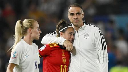 Javier López Vallejo tuvo que consolar a Athenea del Castillo después de caer ante Inglaterra.
Spain's Athenea del Castillo reacts after the match REUTERS/Dylan Martinez
