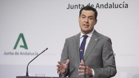 El presidente de la Junta de Andalucía, Juanma Moreno, en la rueda de prensa para anunciar la conformación del nuevo gobierno