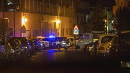 Un coche de la Guardia Civil vigila las inmediaciones de la vivienda donde han aparecidos muertos un hombre y una mujer por arma de fuego en Albuñol, Granada