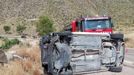 A consecuencia del impacto, el vehículo quedó en posición lateral, atrapando a dos de los ciclistas bajo el mismo