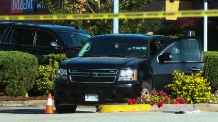 Un coche con agujeros de bala en el parabrisas en Vancouver