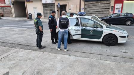 Imagen del momento de la detención del joven que secuestró a la mujer en O Porriño