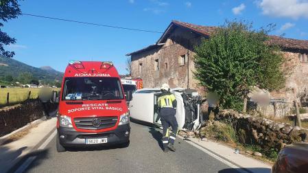 Efectivos de Bomberos, en el lugar del accidente