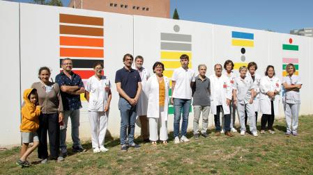 Responsables de Salud, Juventud, HUN, y Centro de Huarte, junto al artista y familiares, durante la presentación de 'Their Feelings'