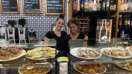Jocelin y Shaori, camareras de El Mentidero Berria
