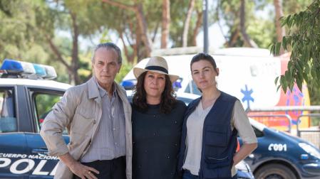 Belén Macías entre José Coronado y Marta Nieto en el rodaje