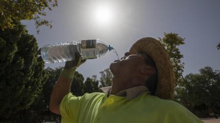 Un trabajador se refresca para combatir el calor en Murcia.