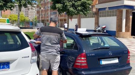 Imagen de un agente de la Policía Foral con el conductor sancionado