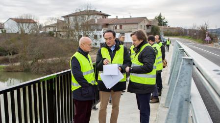 El consejero Ciriza, durante una de las actuaciones de mejora realizadas en la Red de Carreteras de Navarra