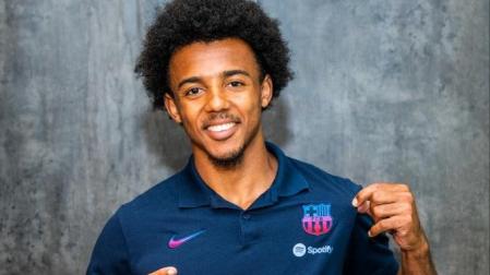 Jules Koundé posa con la camiseta del Barcelona