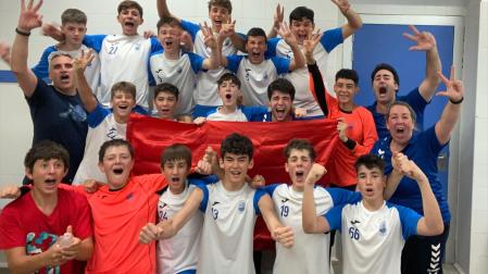 Jugadores y técnicos del equipo infantil masculino A de balonmano del Club Cantolagua, terceros en la Fase Final del Campeonato de España