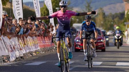 Daniel Artero (Bikesport) superó al esprint a su compañero de fuga Imanol Aceña. Los dos son primero y segundo en la general
