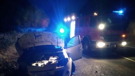 Imagen del estado en el que quedó el vehículo tras salirse de la vía en Estella