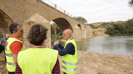 El consejero Ciriza, junto al puente ya restaurado