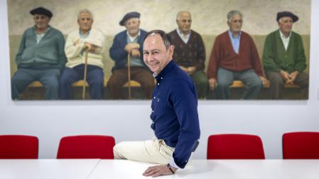 José Ángel Andrés, nuevo presidente de Fundación Caja Navarra. Detrás, el cuadro conocido como ' Los Abuelos' del pintor Esparza, que luce en una pared de Civican.