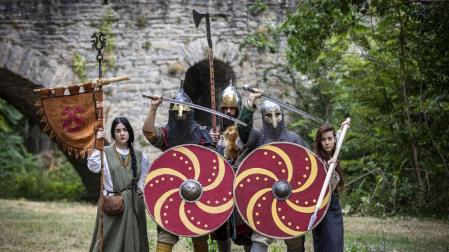 De izquierda a derecha, Beatriz Murillo, Asier Etxepare, Mikel Jiménez, Xabier Murguiondo y María Aldana, vestidos como vikingos, tal y como acudirán al Festival de Vikingos de Wolin (Polonia) en la primera semana de agosto