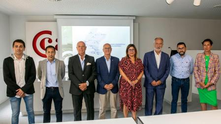 Desde la izquierida: Gorka Azpiroz, secretario de Toda Energía y alcalde de Lekunberri; Juan Carlos Castillo, presidente de la FNMC y alcalde de Peralta; Javier Taberna, presidente de la Cámara de Comercio de Navarra; Bernardo Ciriza, consejero de Cohesión Territorial del Gobierno de Navarra; Mª Carmen Segura Moreno, presidenta  de Toda Energía y alcaldesa de Villafranca; Juan Luis Diego, consejero delegado de Edinor; José Mª Rodríguez, Director general de Administración Local y Despoblación del Gobierno de Navarra y Mónica Aguado, directora de Integración en Red de CENER
