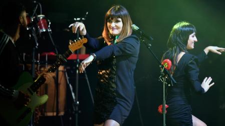 La cantante Rozalén (i) y la intérprete de signos, Beatriz Romero, durante su actuación en el Festival Pirineos Sur que se celebra en la localidad oscense de Lanuza