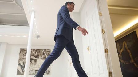 El presidente Sánchez, caminando el viernes en Moncloa