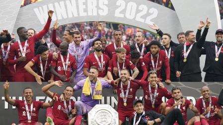 Los jugadores del Liverpool, con el trofeo de campeones de la Community Shield