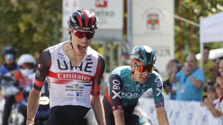 Juan Ayuso celebra la victoria en el Gran Premio de Getxo al cruzar la línea de meta