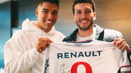 Luis Suárez, junto a Sebastián Yatra y la camiseta que le firmó