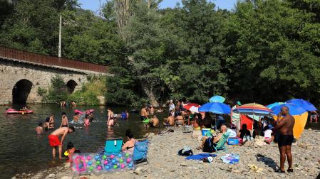 Bañándose y a la orilla del río en Irotz el pasado 17 de julio, uno de los días históricos más tórridos en Navarra