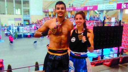 Mohammed Hamdi posa con la medalla de oro, junto con la luchadora Nora Pérez