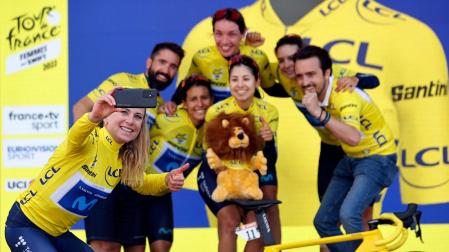 Annemiek Van Vleuten se hace un selfie con sus compañeras de equipo y el staff tras ganar el Tour de Francia femenino 2022.