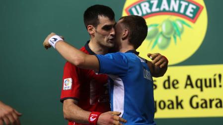 Joseba Ezkurdia y Unai Laso se abrazan después de la final del Manomanista 2022